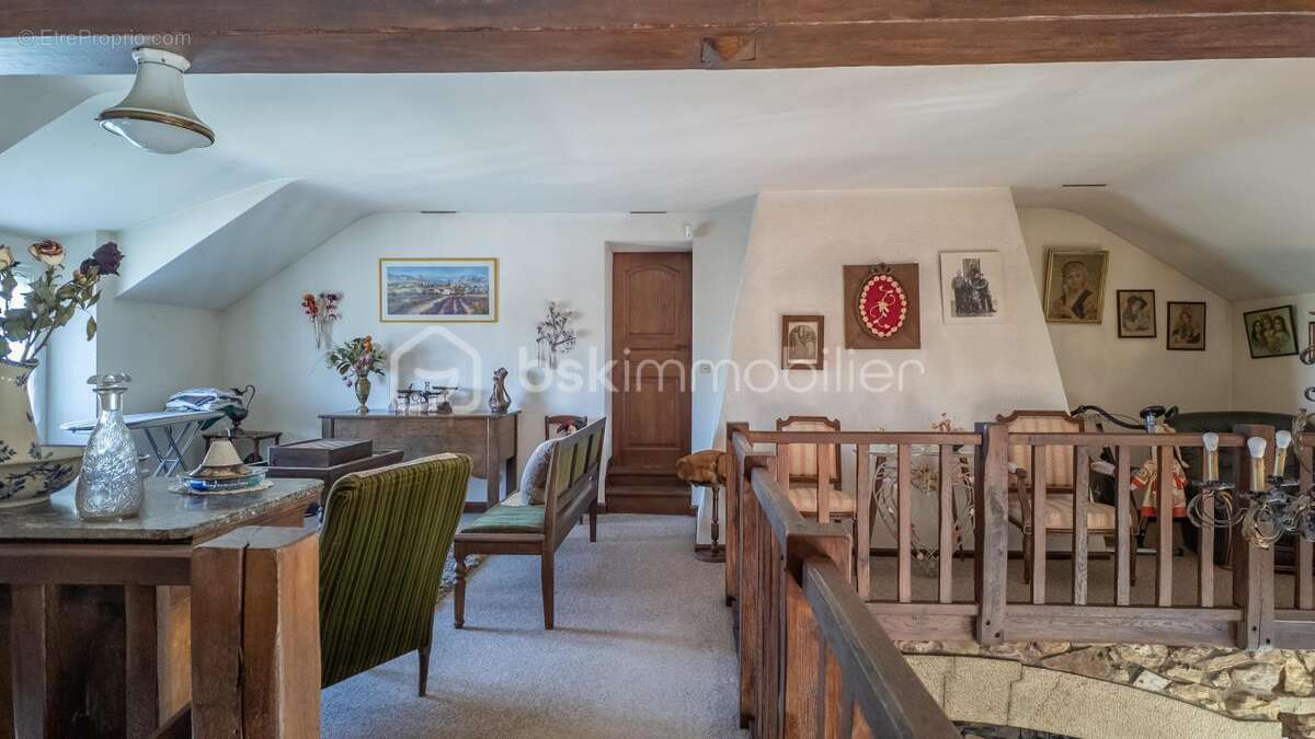 Joyau résidentiel à Fourchambault : Propriété familiale avec charme intemporel et élégance rustique de l’aménagement - photo 12