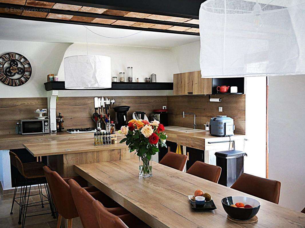 Maison à SAINT-JEAN-DE-MARUEJOLS-ET-AVEJAN