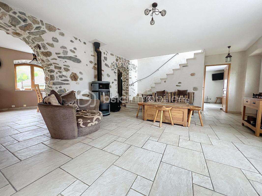 Maison à SAINT-MARTIN-DE-LA-CLUZE