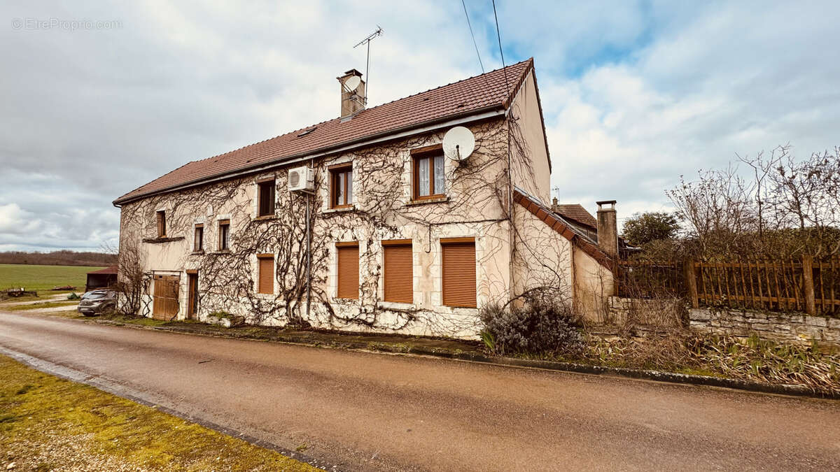 Longère bourguignonne secteur MAILLY-LA-VILLE 151 200 €. - photo 3