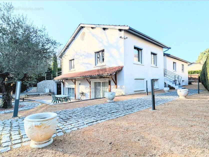 Maison à GREZIEU-LA-VARENNE