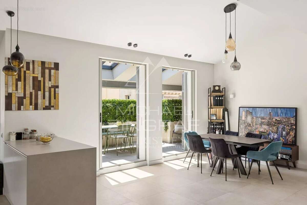 NICE Centre – Duplex moderne dans immeuble bourgeois avec grande terrasse - photo 9