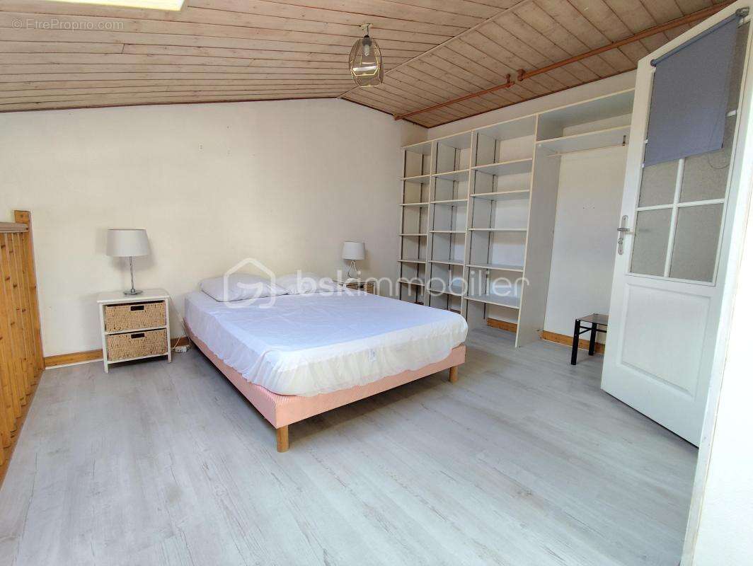 Ensemble immobilier de 108 m2 divisée en 2 logements de 54m2 chacun) avec grand garage 78m2 , un balcon et une cours extérieure - photo 4
