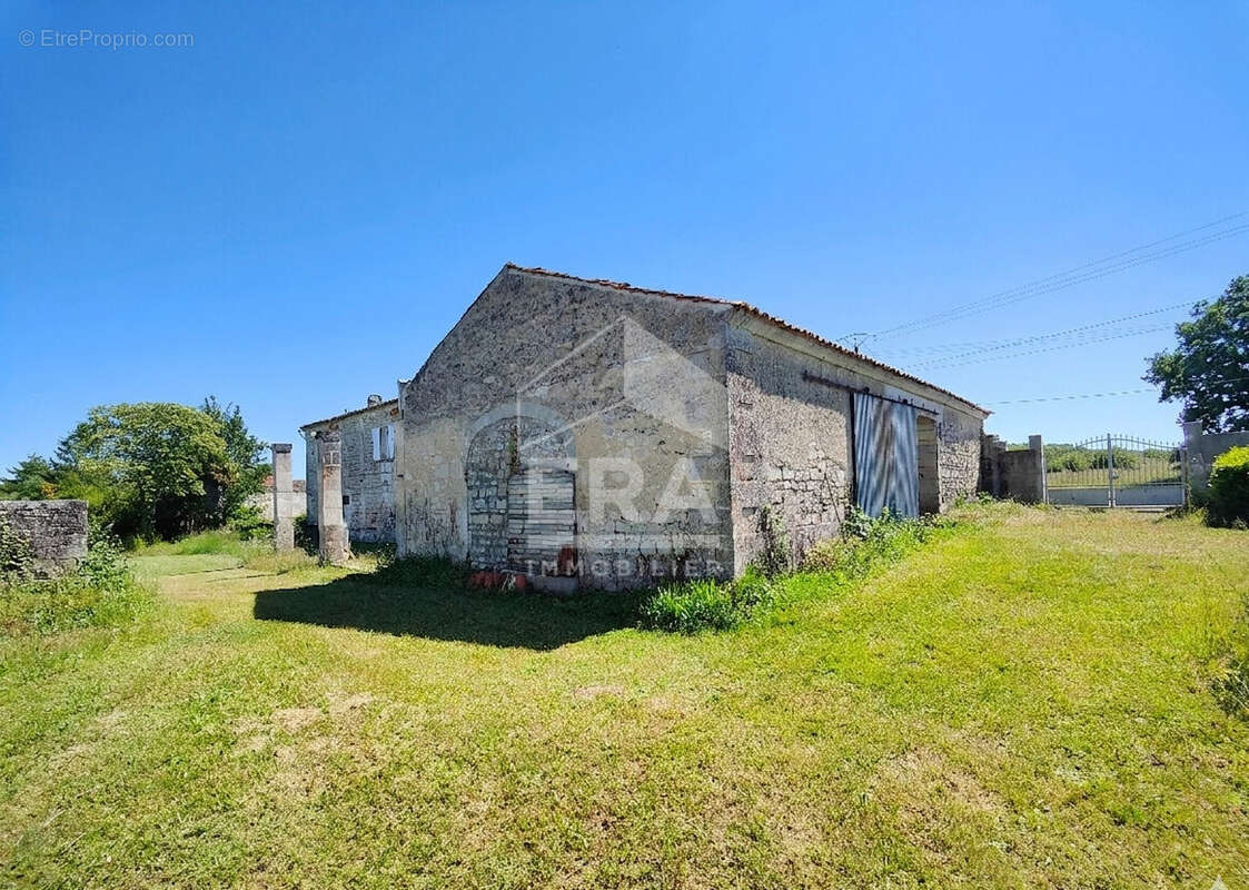 Maison à SAINT-MEME-LES-CARRIERES