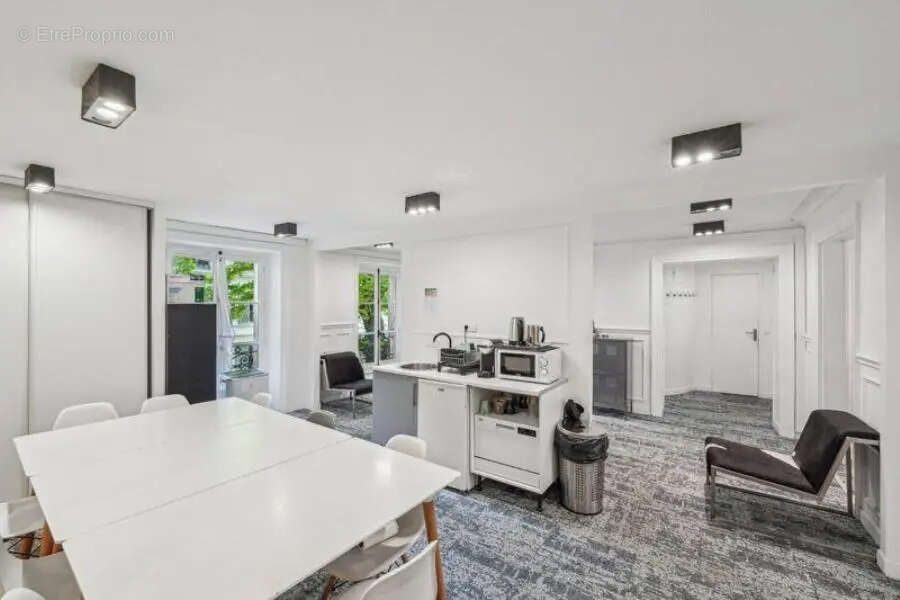 Commerce à PARIS-8E