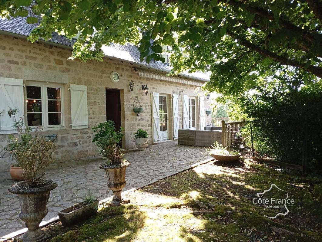 Maison à LA ROCHE-CANILLAC