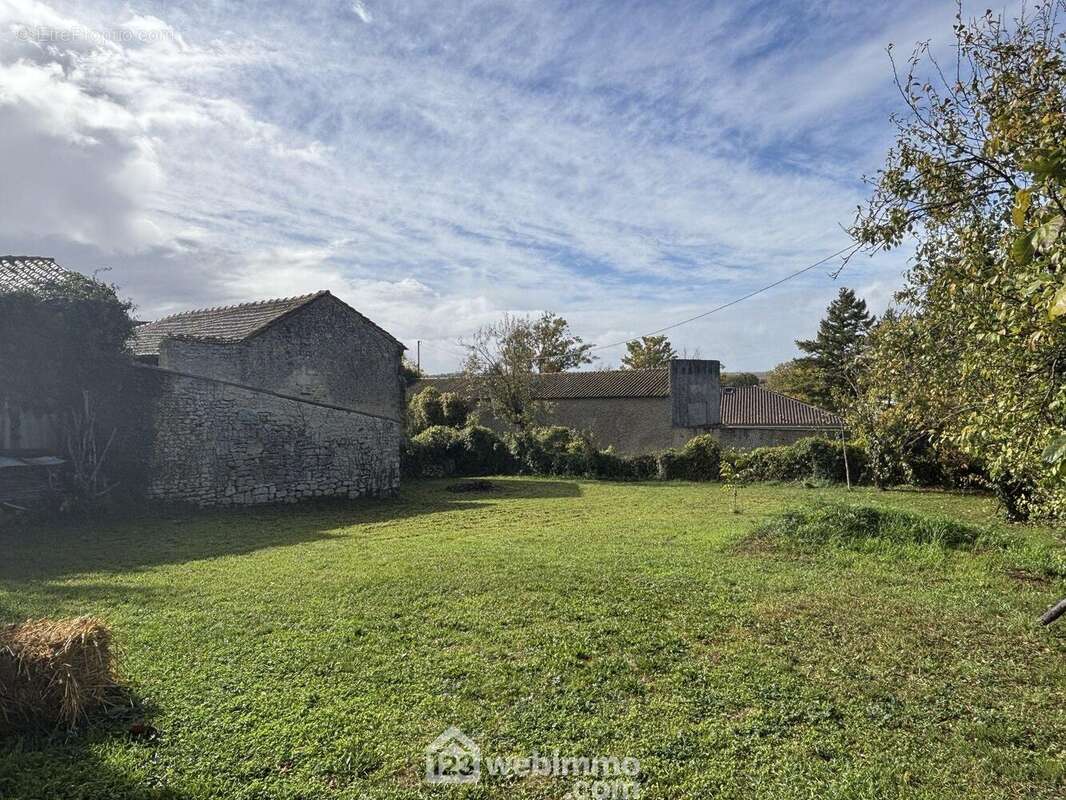Un joli terrain plat, au c½ur d?un petit hameau calme et verdoyant, proche de lieux de promenades. - Terrain à MONTAMISE