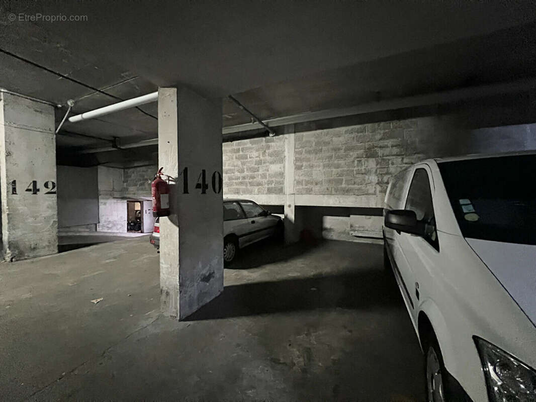 Parking à PARIS-18E