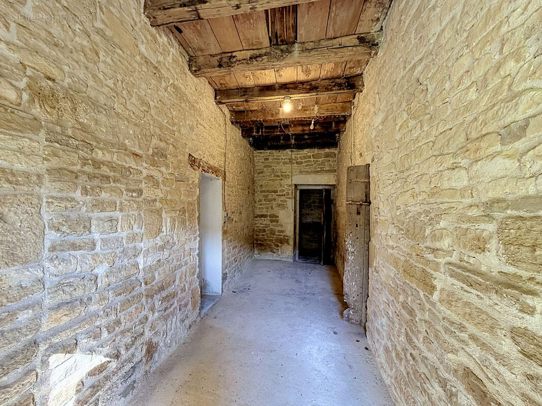 SECTEUR RUFFEC Très beau logis et ses dépendances à rénover - photo 8
