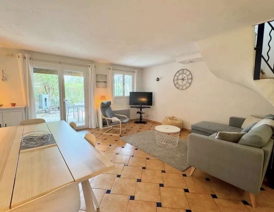 Appartement à ROQUEBRUNE-SUR-ARGENS