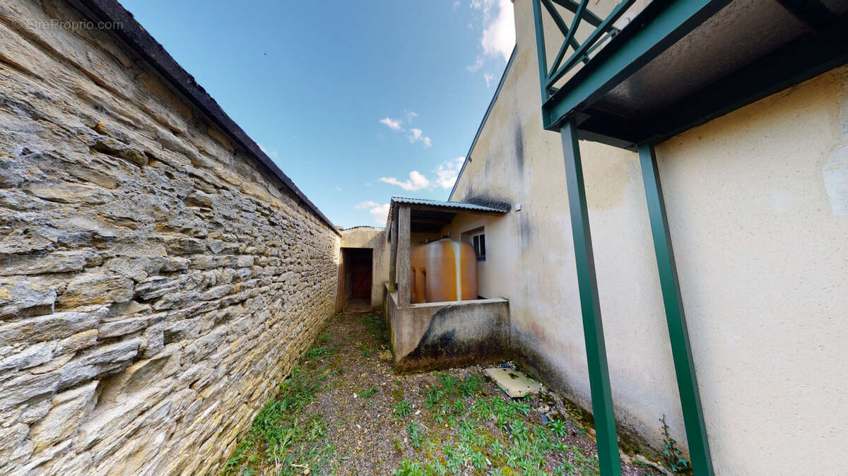 Une bâtisse de caractère à réinventer   À 10 min de Bayeux - photo 10