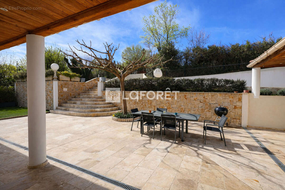 Maison à CHATEAUNEUF-GRASSE