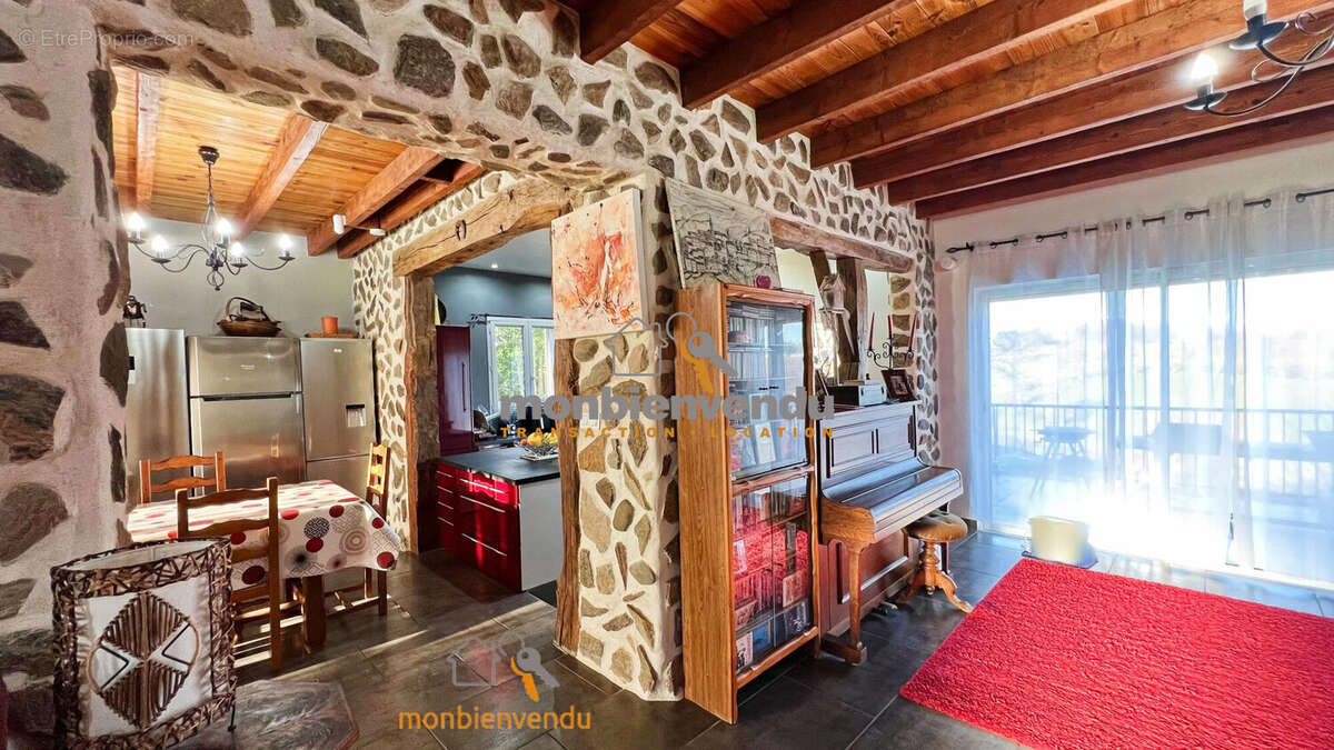 Maison à FREIX-ANGLARDS