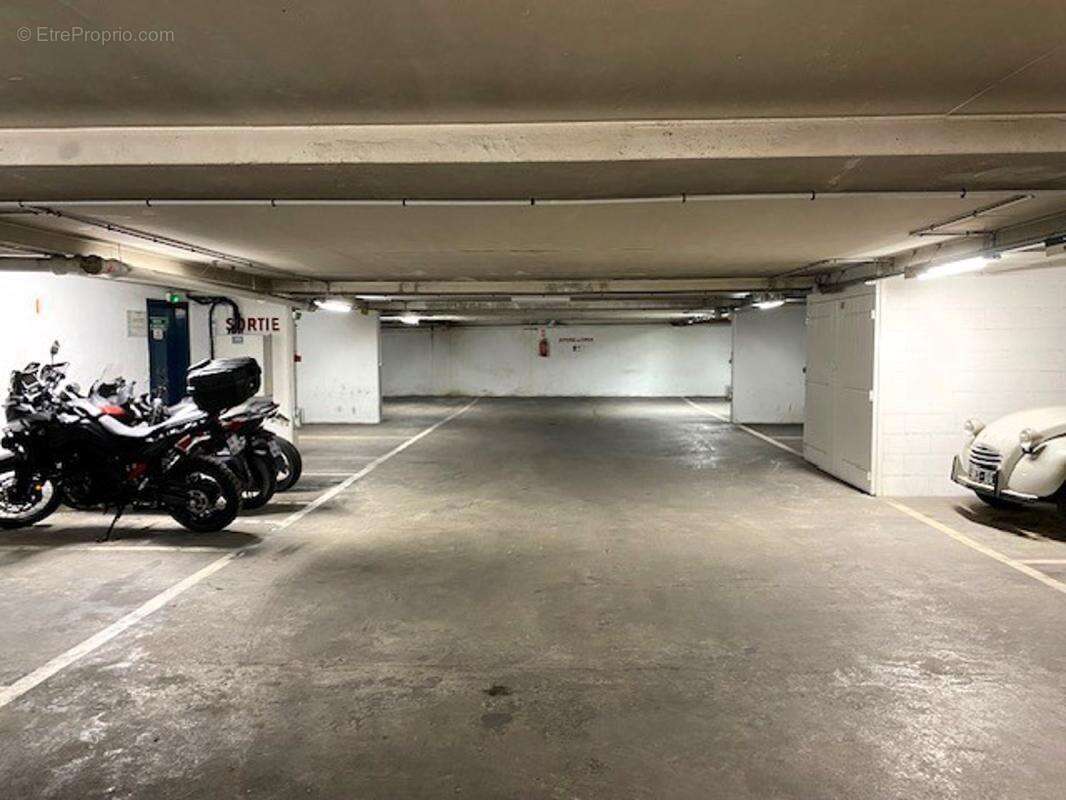 Parking à PARIS-2E