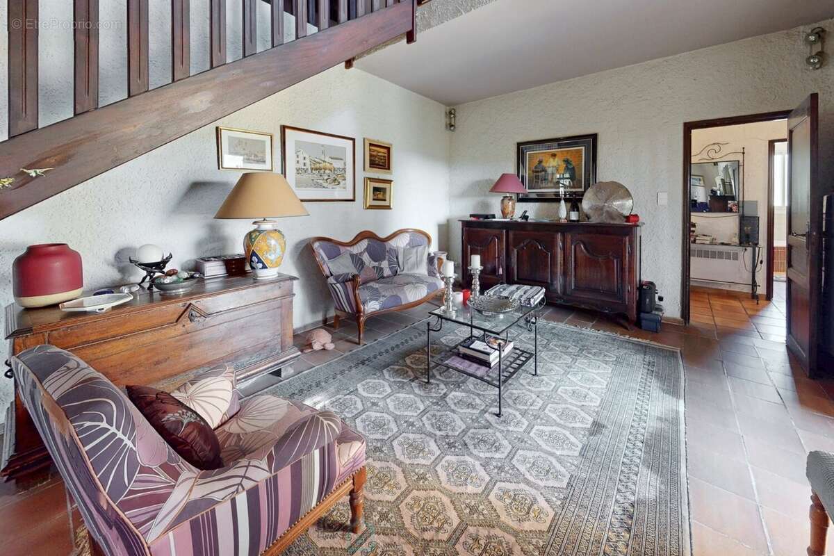 Maison à SAINT-MITRE-LES-REMPARTS