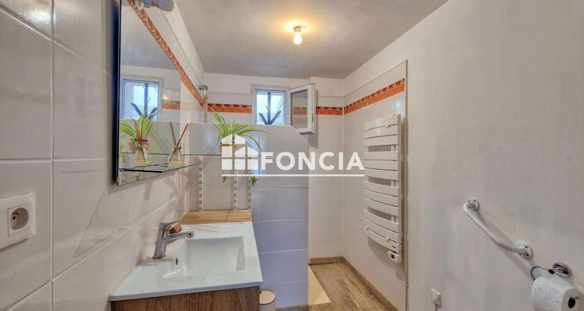 À seulement 400 m de la magnifique plage de Châtelaillon, découvrez cette spacieuse maison qui saura vous séduire ! - photo 10