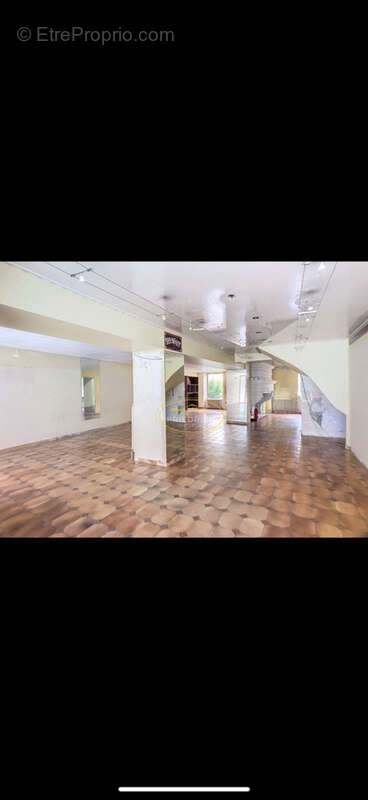 Immeuble de rapport avec local commercial et appartement - Centre-ville - photo 8