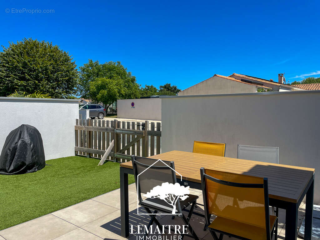 Maison de plain-pied   45 m2   2 chambres   Terrasse   Parking   Résidence sécurisée avec piscine - photo 14