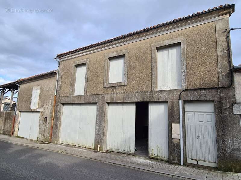 Appartement à VILLEBOIS-LAVALETTE