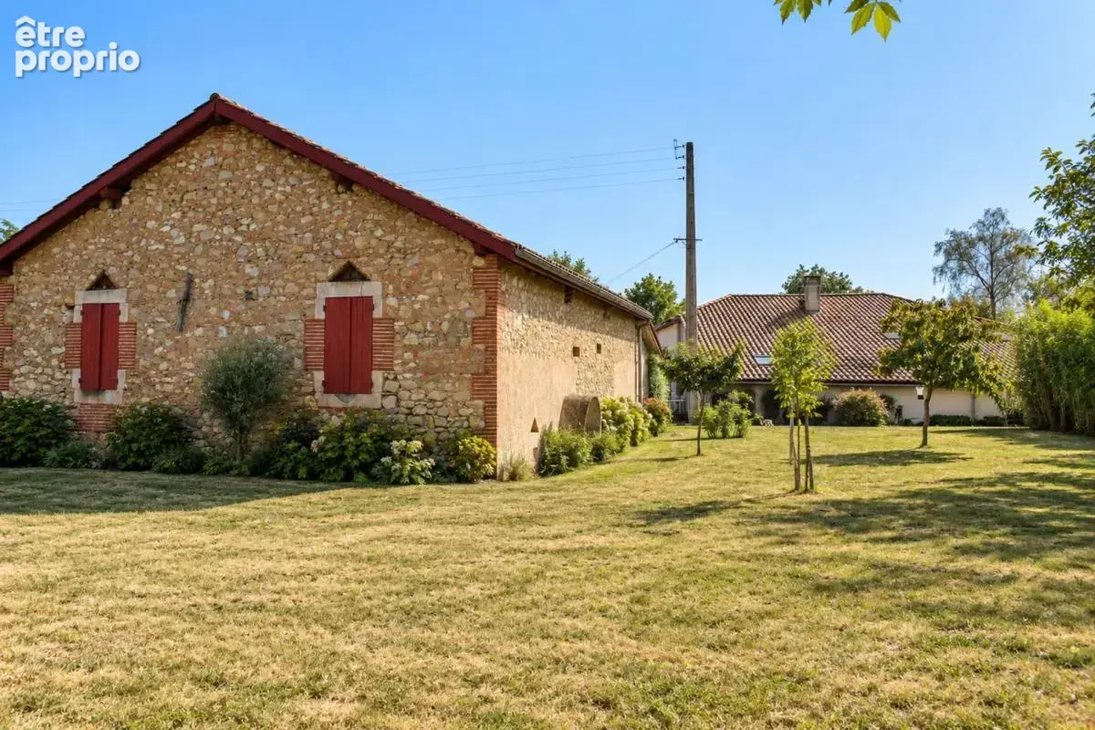 CASSENEUIL (47) Ancien corps de ferme en pierre – 1 hectare, dépendances et beau potentiel - photo 12