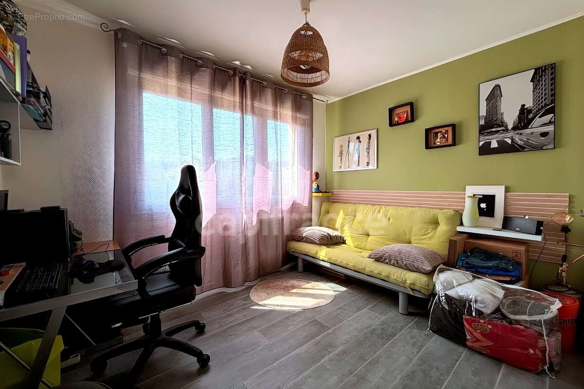 Quimper(29)  Grand T3 lumineux de 78,21 m² – Ancien T4 avec 3ᵉ chambre possible - Excellent état - Box de stockage - photo 11