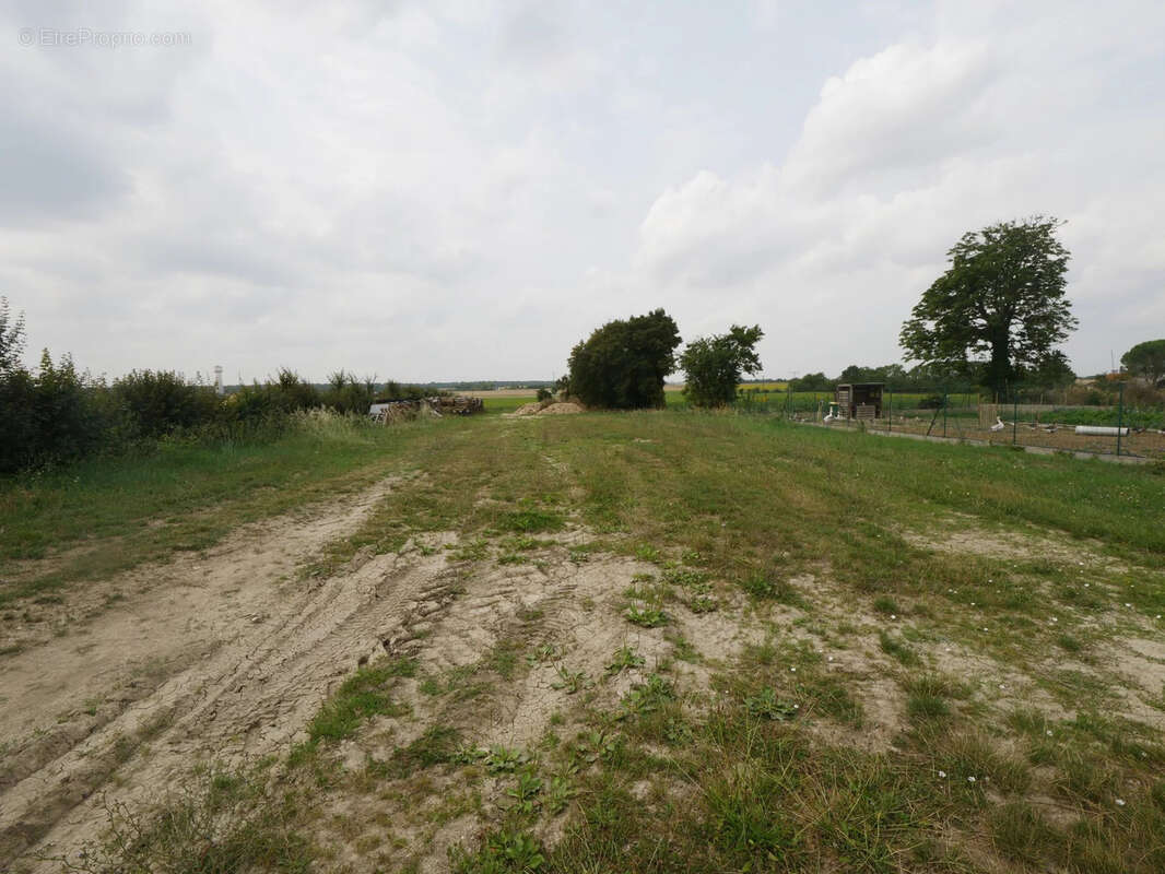 Terrain à COURCON