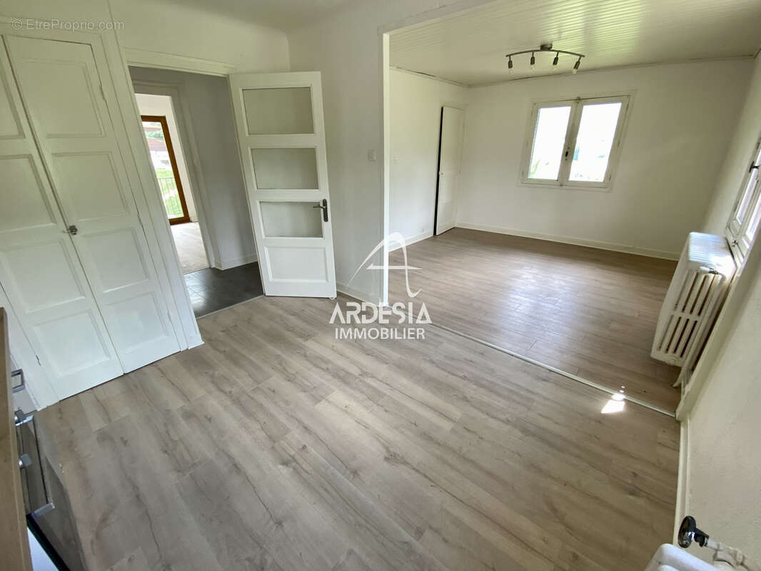 Appartement à SAINT-JULIEN-MONT-DENIS