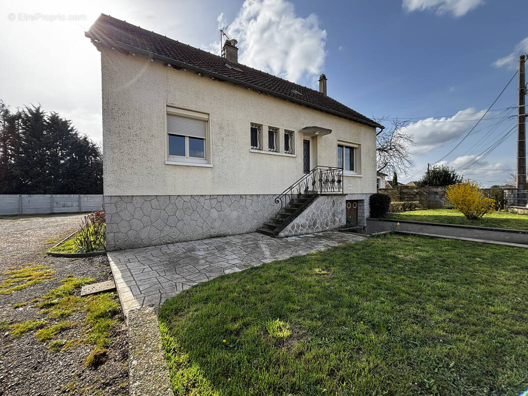 Maison à BERCHERES-LES-PIERRES