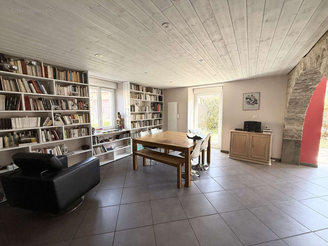 Maison à MONTROND-LE-CHATEAU