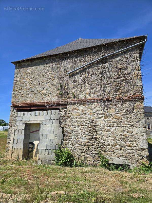 Axe Laval Mayenne, longère à rénover avec terrain - photo 4