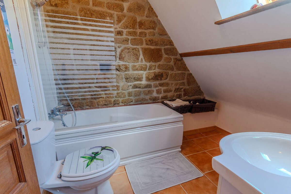 Manche : Maison en pierre de 3 chambres avec studio, écuries et terrain. - photo 13