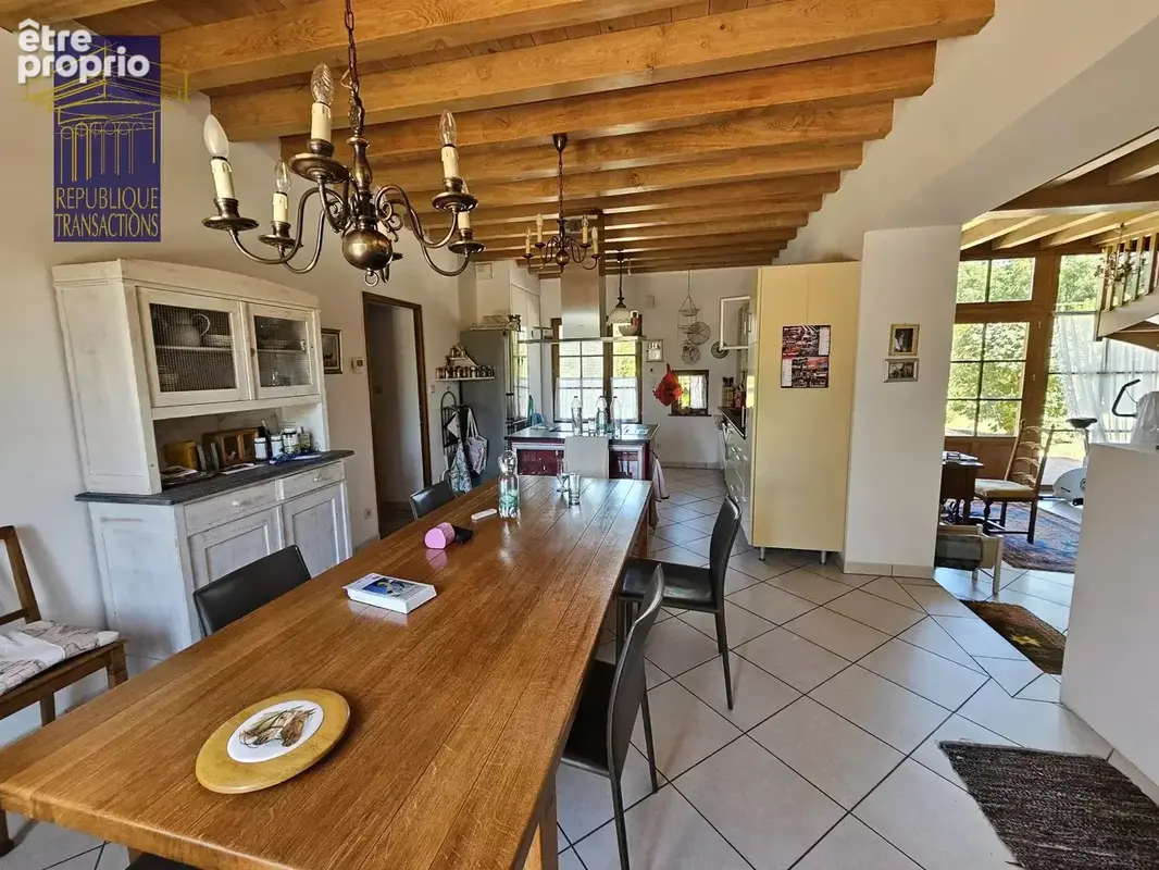 Jolie maison bressanne rénovée avec dépendances et terrain d'environ 5 840 m² clos, arboré et paysagé - photo 8