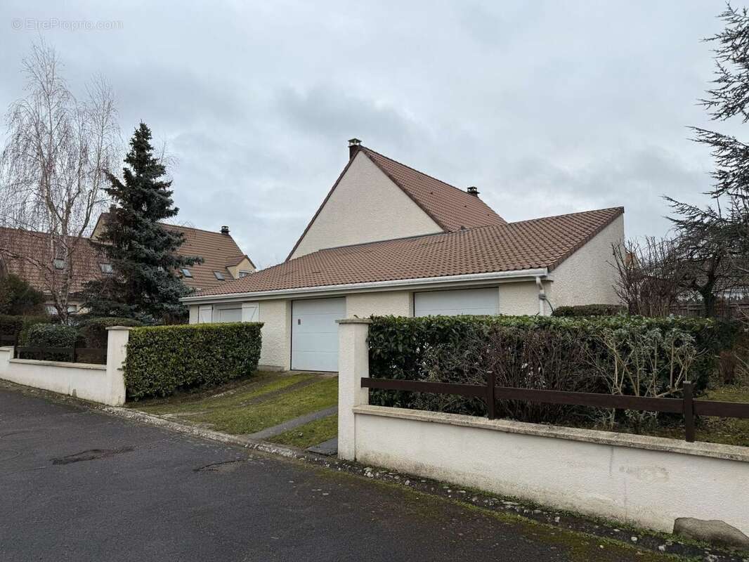Maison à MANDRES-LES-ROSES