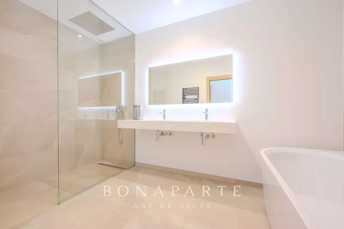 SAINT-TROPEZ GASSIN Exclusivité : Superbe villa-appartement en duplex avec vue mer exceptionnelle - photo 17