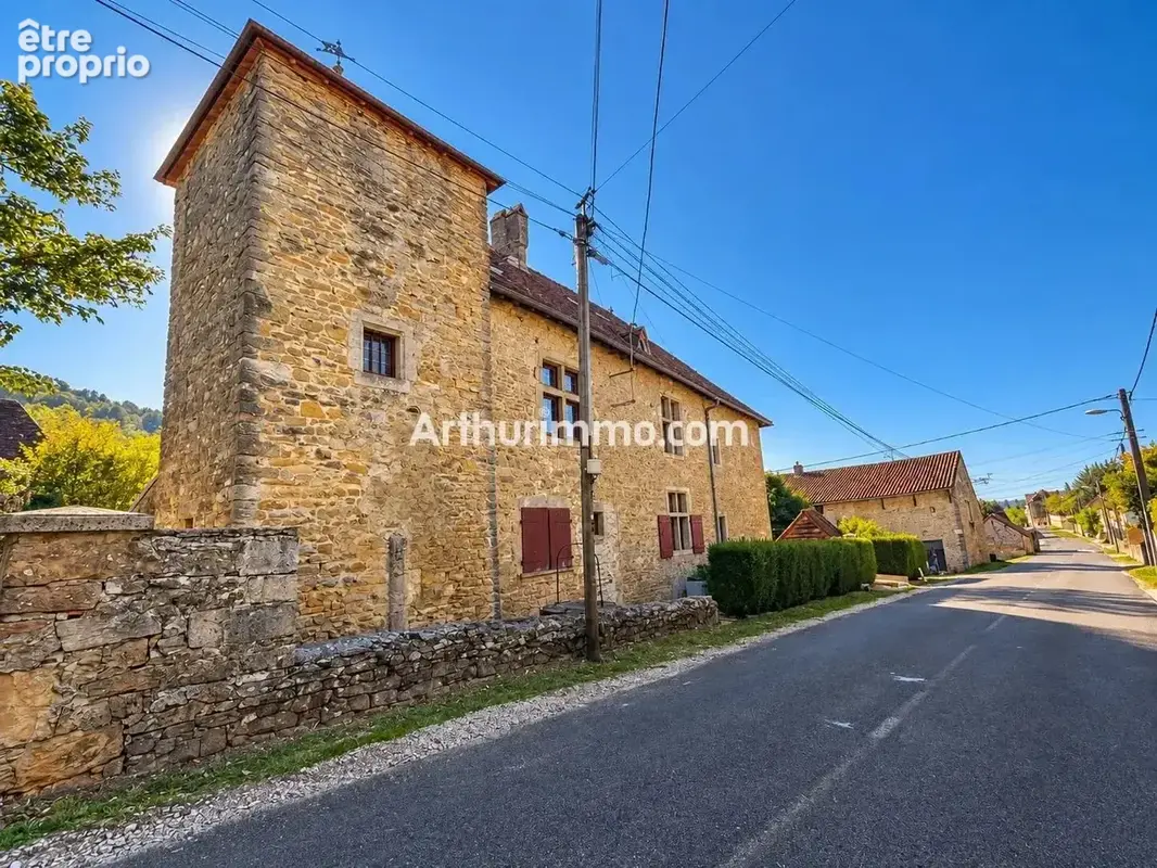 Chateau jura a vendre cuisia 39190  – maison forte type chateau – 414 m² – 12 pièces - photo 2