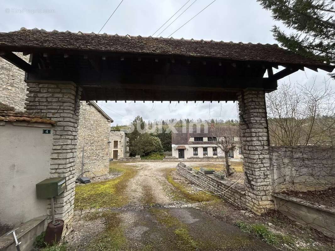 Maison à JOUX-LA-VILLE