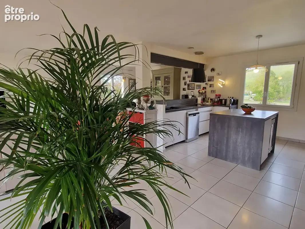 Villa dans village avec commerces , piscine , beau terrain bordé par une rivière - photo 4