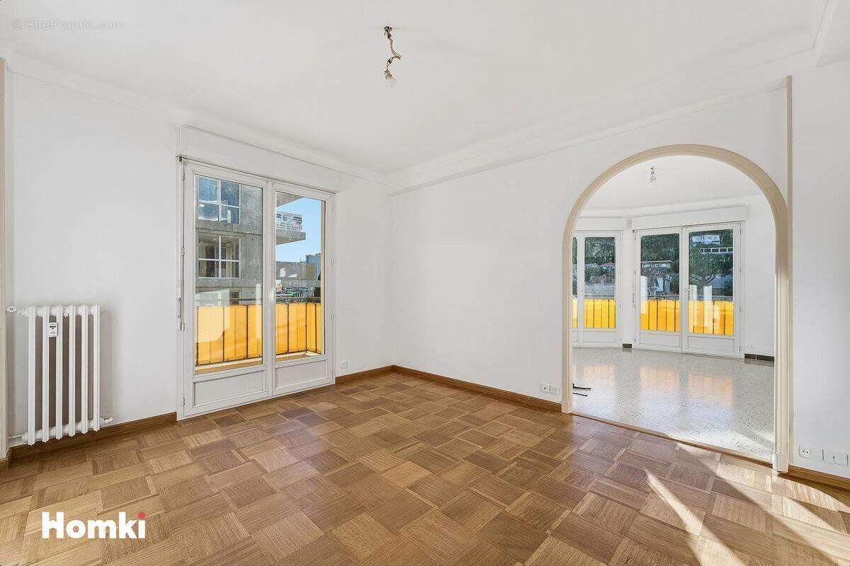 Appartement à SAINT-LAURENT-DU-VAR