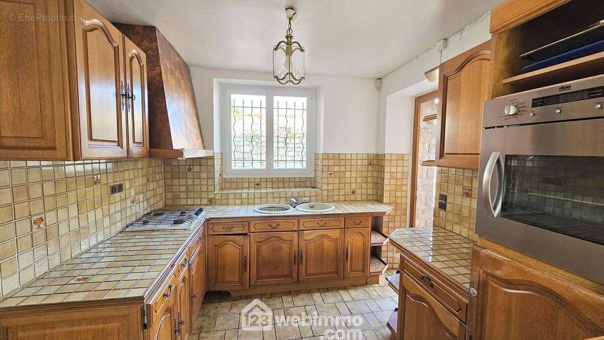 Voici la cuisine toute équipée.