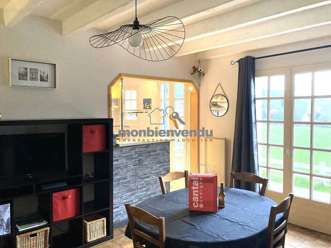 Maison à VIC-SUR-CERE