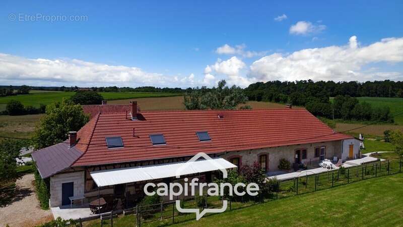 Propriété avec gîtes et chambres d’hôtes dans dépendances séparées et Maison bressane rénovée de 140 m² – Terrain 4374 m² –LOUHA - photo 15