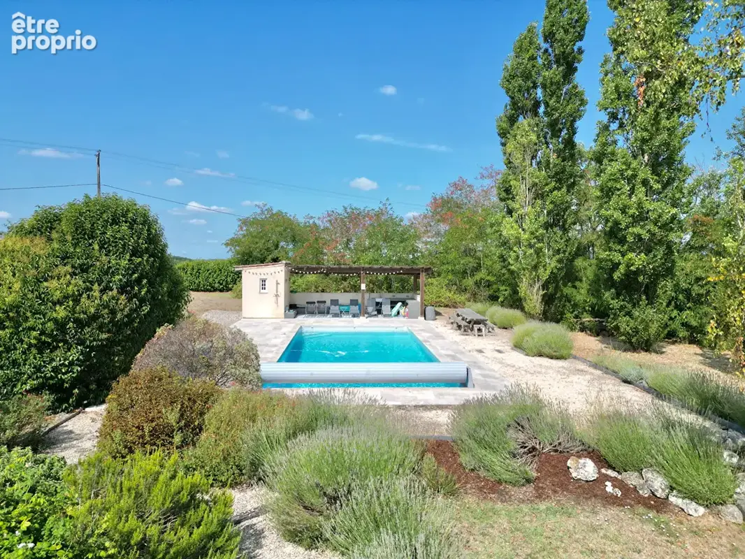 Élégante propriété familiale avec piscine dans un cadre paisible - photo 2
