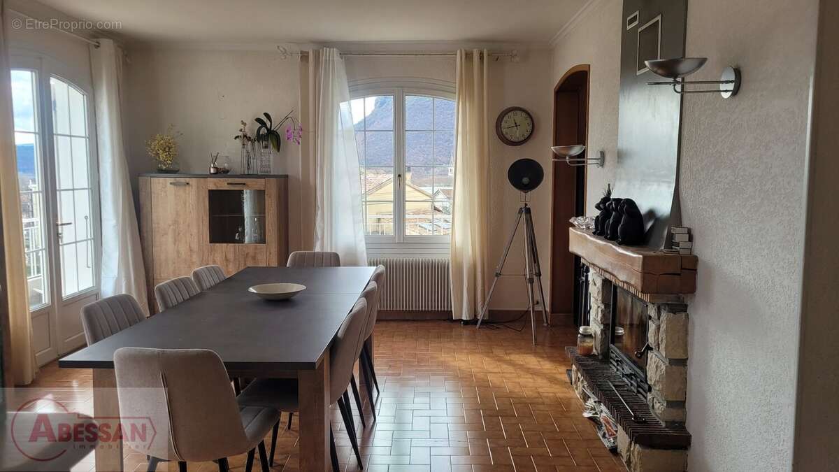 Maison à LARAGNE-MONTEGLIN