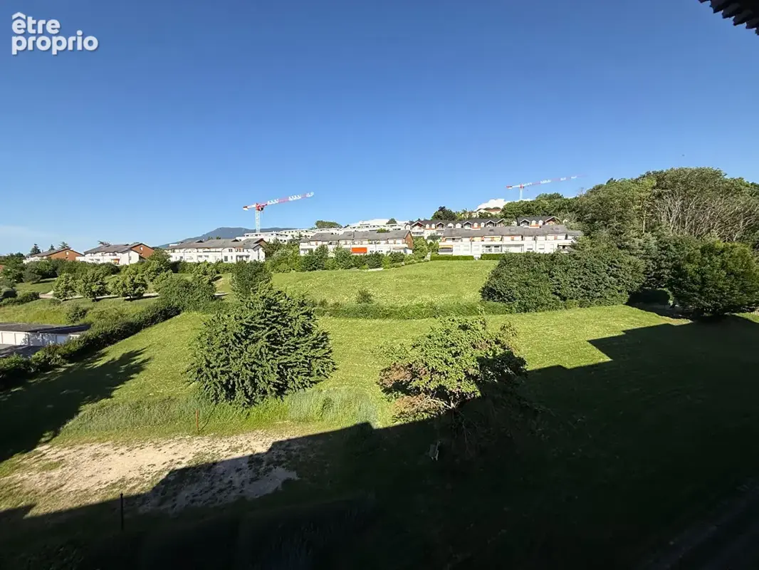 A vendre à ANNEMASSE, grand T3  traversant de 75.43 m² au dernier étage, vue Genève et Jura - photo 2