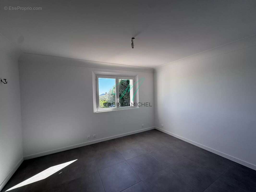 Appartement à LA ROQUETTE-SUR-SIAGNE