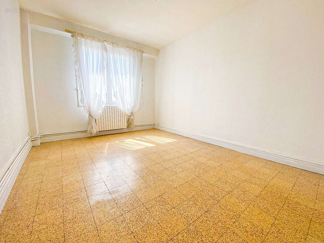Toulon - Port : Spacieux appartement T4 - photo 3
