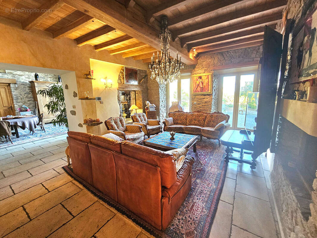 Maison à VILLEMOUSTAUSSOU