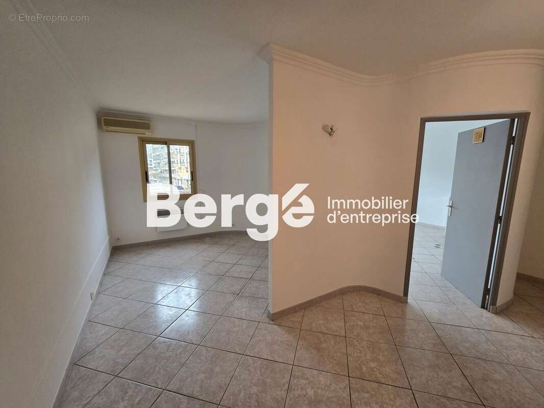 Commerce à MANDELIEU-LA-NAPOULE