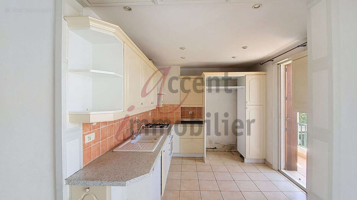 Chateaurenard : Appartement de 3 chambres avec triple balcons et parking privé - photo 5