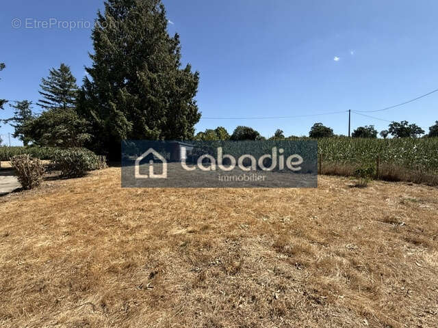 A 5mn de Saint-Sever, maison en pierres d'une surface habitable de 101m2, terrain de 1358m2. - photo 9